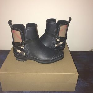 **ON HOLD** Burberry Riddlestone rubber boots